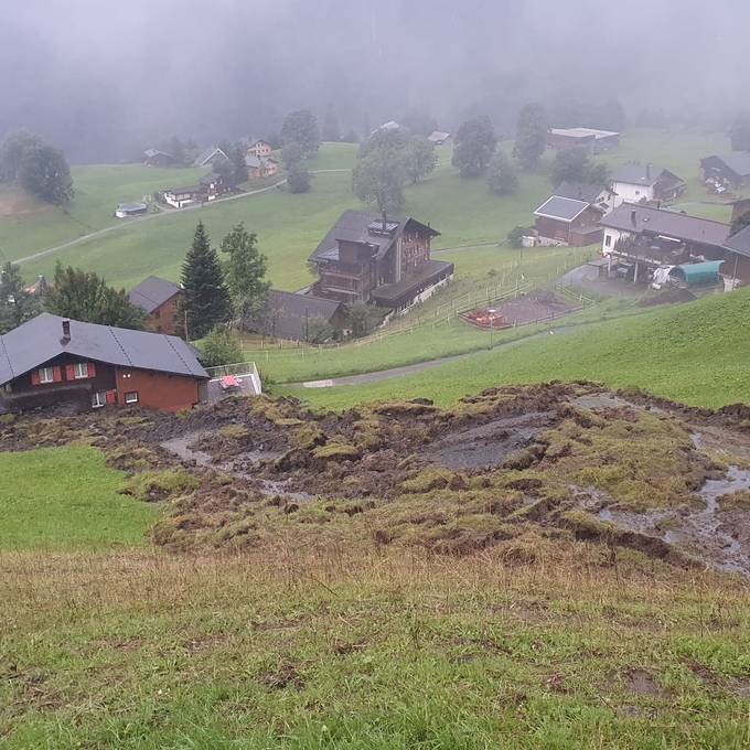 Erdrutsch in Braunwald legt Seilbahn lahm – fünf Personen evakuiert