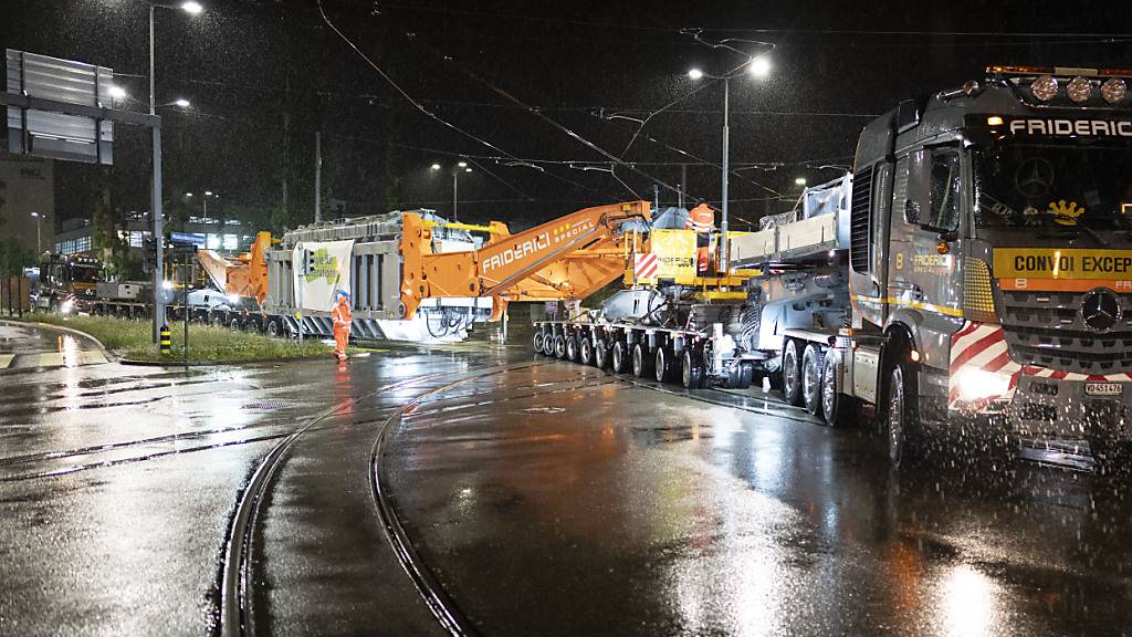 Heikler Nachttransport eines 540 Tonnen schweren Transformators