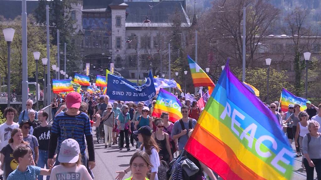 «Frieden statt Krieg exportieren»: Hunderte demonstrieren in Bern