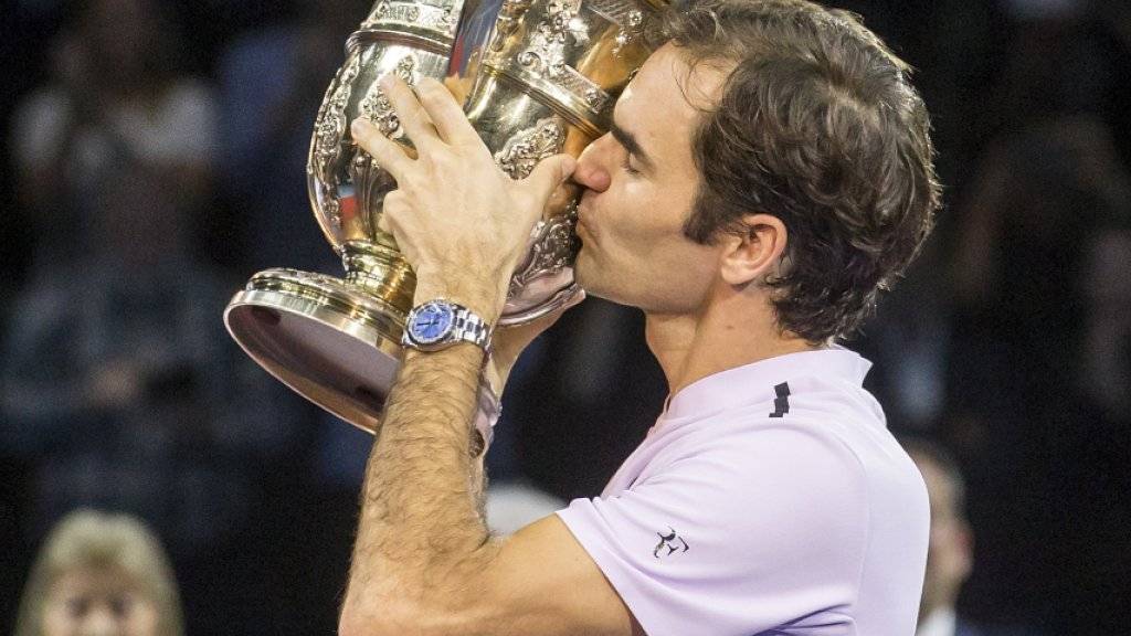 Roger Federer küsst den Pokal: Zum achten Mal hat der Basler sein Heimturnier in der St.-Jakobshalle gewonnen