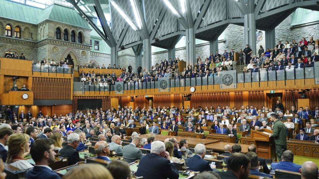 «Die russische Aggression muss mit unserem Sieg enden», sagt Selenskyj bei seiner Rede im kanadischen Unterhaus. Foto: Sean Kilpatrick/The Canadian Press/AP/dpa
