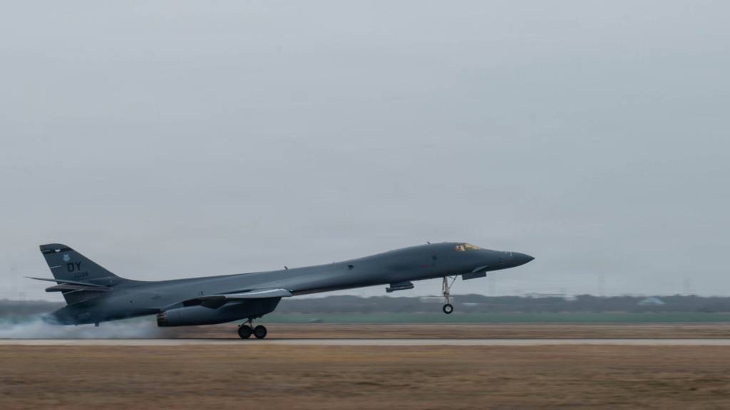In diesem Handout des U.S. Central Command kehrt eine B-1B Lancer der U.S. Air Force am 4. März 2026 von einem CONUS-zu CONUS-Einsatz zur Unterstützung der Operation Epic Fury zurück. Foto: U.S. Air Force/U.S. Central Command Public Affairs/dpa - ACHTUNG: Nur zur redaktionellen Verwendung im Zusammenhang mit der aktuellen Berichterstattung und nur mit vollständiger Nennung des vorstehenden Credits