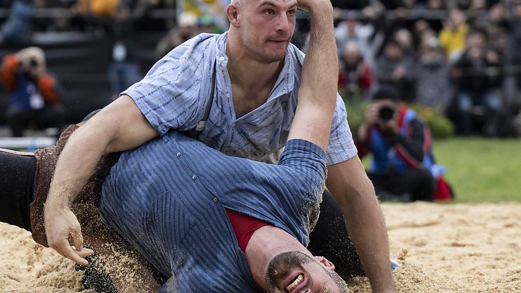 Hier legte Samuel Giger den Berner Fabian Staudenmann im 1. Gang des Unspunnen-Schwingets 2023 auf den Rücken