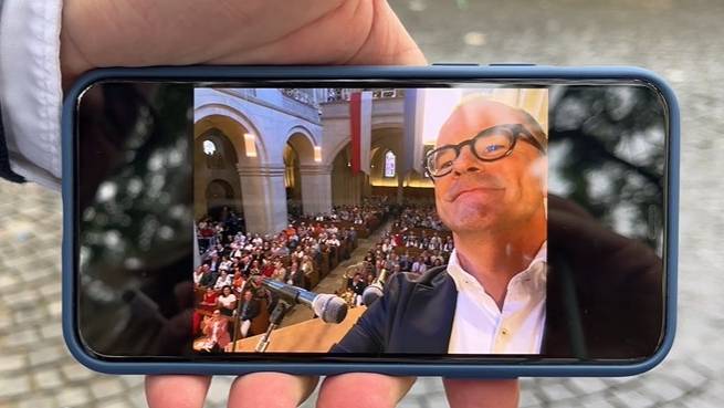 Stadtrat Golta macht Selfie während 1.-August-Feier im Grossmünster