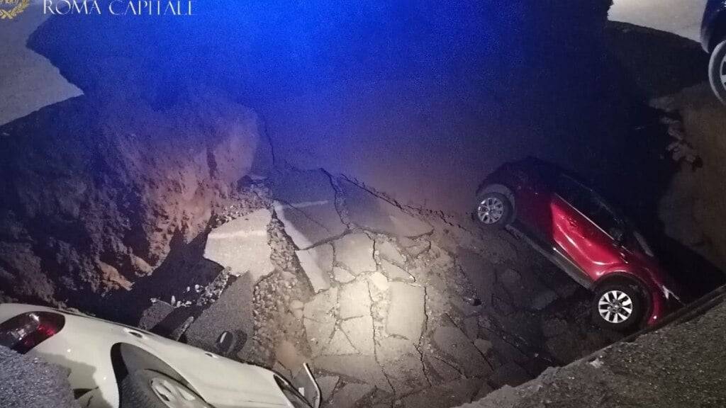 HANDOUT - Die Erde tat sich plötzlich auf und riss in Rom zwei geparkte Autos in die Tiefe. Foto: Polizia Roma Capitale/dpa - ACHTUNG: Nur zur redaktionellen Verwendung im Zusammenhang mit der aktuellen Berichterstattung und nur mit vollständiger Nennung des vorstehenden Credits