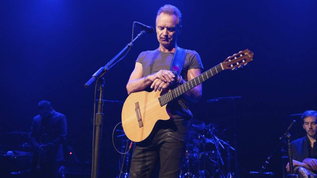 Schweigen für die Opfer im «Bataclan»: Der britische Musiker Sting eröffnet den renovierten Saal nach den Anschlägen von Paris.