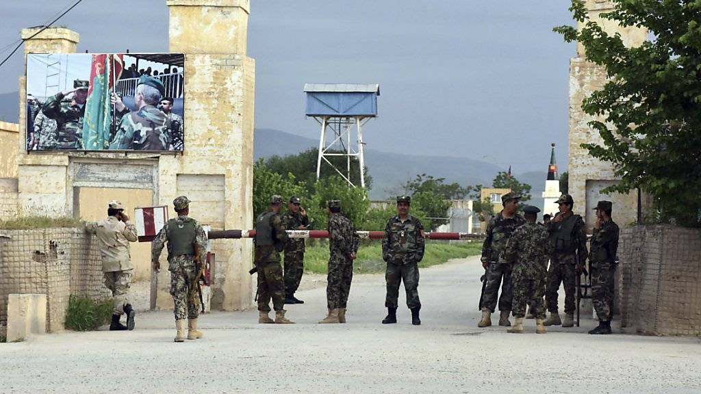 Soldaten bewachen den Eingang zum angegriffenen Militärgelände: Mindestens 50 afghanische Soldaten sollen durch die Taliban getötet worden sein.