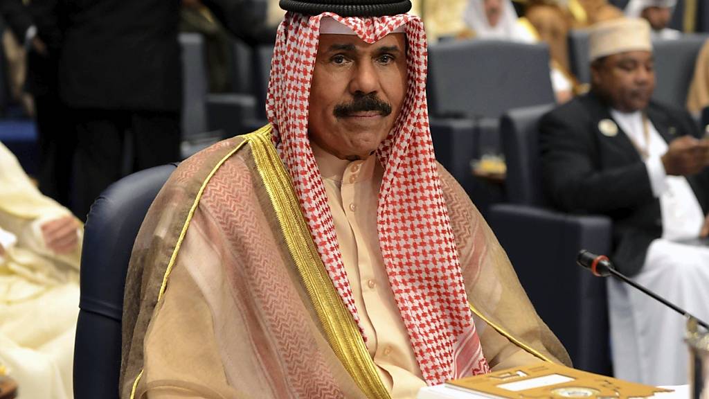 ARCHIV - Kuwaits regierender Emir, der 86-jährige Scheich Nawaf al-Ahmed Al Sabah, ist gestorben, wie das staatliche Fernsehen am Samstag, 16. Dezember 2023, berichtete. Foto: Nasser Waggi/AP