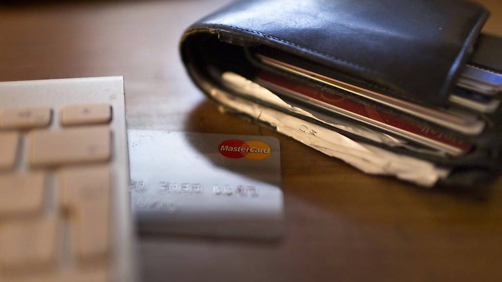 7,2 Milliarden Franken gaben Schweizerinnen und Schweizer 2015 für Einkäufe im Internet aus und bezahlt haben sie dafür mehrheitlich mit Kreditkarte. (Archivbild)