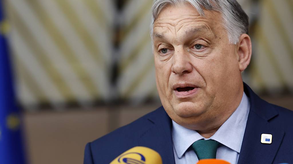 Ungarns Ministerpräsident Viktor Orban spricht mit Journalisten bei seiner Ankunft zu einem EU-Gipfel. Foto: Geert Vanden Wijngaert/AP/dpa