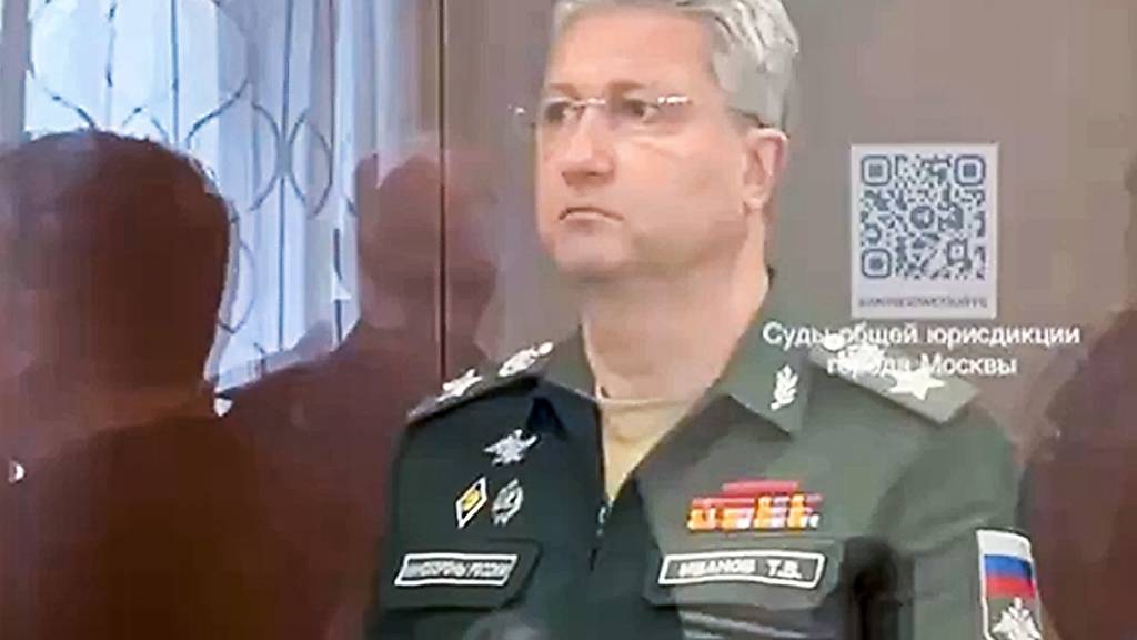 HANDOUT - Dieses vom Pressedienst des Bezirksgerichts Basmanny veröffentlichte Foto zeigt Timur Iwanow, den stellvertretenden russischen Verteidigungsminister, in einem Glaskäfig im Bezirksgericht Basmanny. Iwanow, ein hochrangiger russischer Militärbeamter, wurde wegen des Verdachts der Annahme von Bestechungsgeldern verhaftet. Mehr als zwei Jahre nach Kriegsbeginn ist in Russland einer von mehreren Vize-Verteidigungsministern festgenommen worden. Timur Iwanow werde verdächtigt, Bestechungsgelder entgegengenommen zu haben, teilte Russlands Ermittlungskomitee am Dienstagabend auf Telegram mit. Details wurden nicht genannt. Foto: Uncredited/Basmanny District Court press service/AP/dpa - ACHTUNG: Nur zur redaktionellen Verwendung und nur mit vollständiger Nennung des vorstehenden Credits