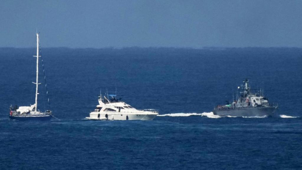 ARCHIV - Israelische Marineschiffe eskortieren Boote der zivilen Gaza-Flottille Sumud, nachdem diese bei der Annäherung an die Küste des Gazastreifens abgefangen wurde, in Richtung des Hafens von Aschdod. Foto: Leo Correa/AP/dpa