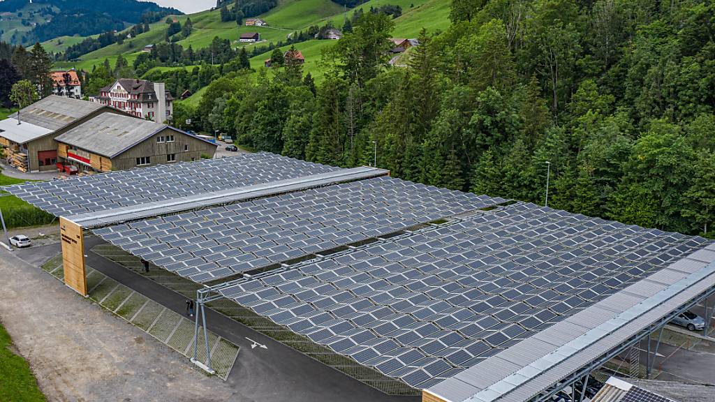 Das Solarfaltdach der St. Gallisch-Appenzellische Kraftwerke AG über einem Parkplatz. Im Kanton Zug soll die Überdachtung von Parkplätzen nicht zur Pflicht werden. (Archiv)