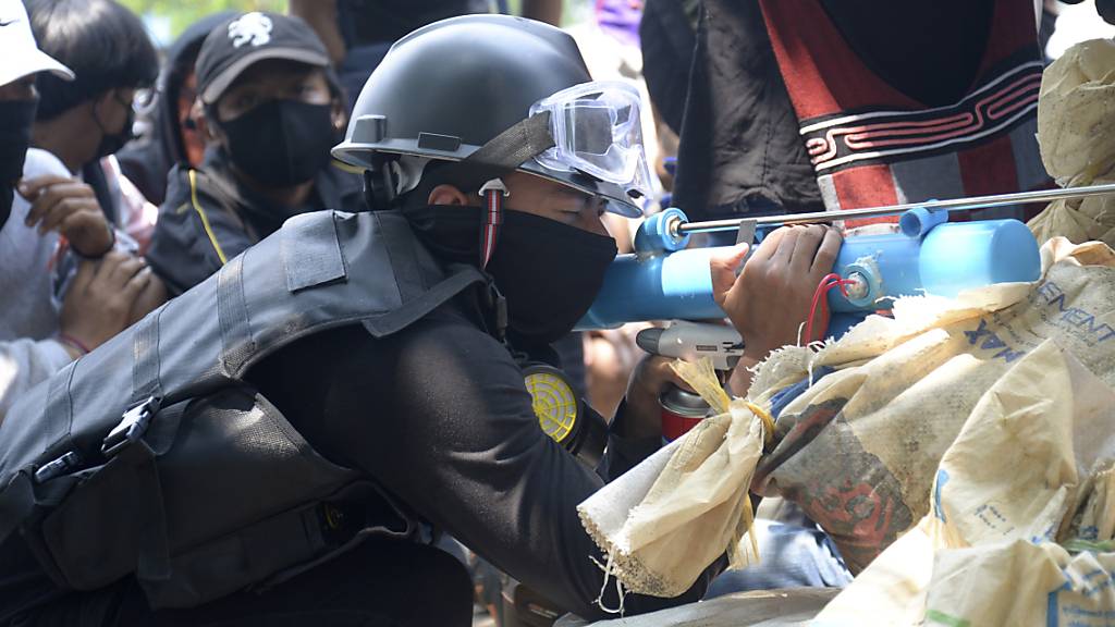 Ein Anti-Putsch-Demonstrant bereitet sich mit einem provisorischen Luftgewehr auf die Konfrontation mit der Polizei vor. Foto: AP/dpa