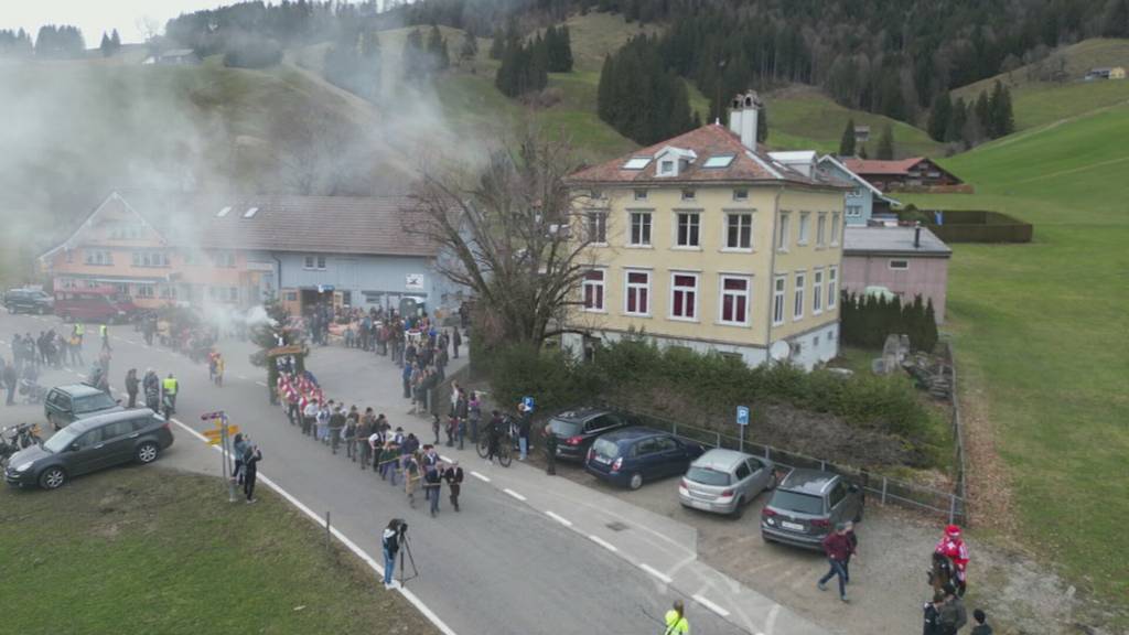 «Blochgoofe» schleppen Baumstamm durchs Appenzellerland