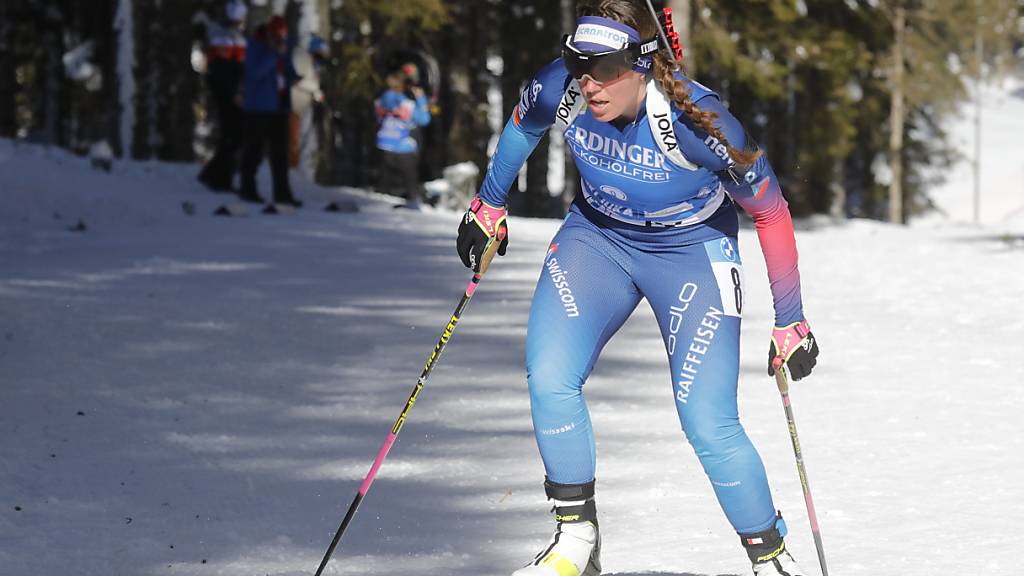 Lena Häcki kämpft sich mit kraftvollem Schritt den Berg hoch.