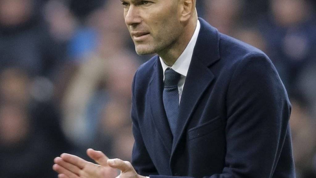 Zinédine Zidane, der neue Trainer von Real Madrid, feuert seine Spieler an. Auch im zweiten Spiel unter Zidanes Leitung schoss Real beim 5:1 gegen Gijon fünf Tore