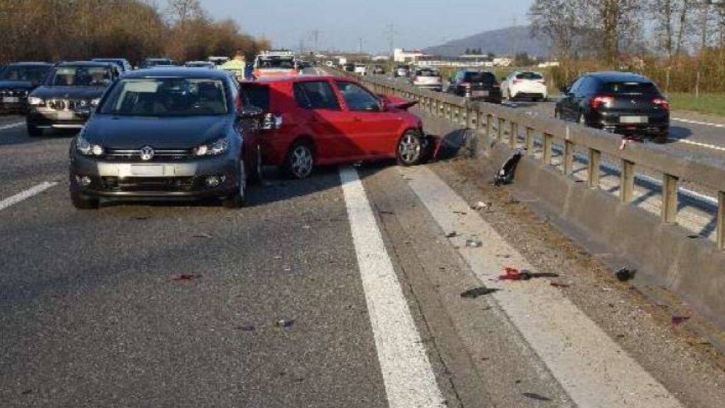 Gleich zwei Mal knallte es am Samstag auf der A1 im Kanton Solothurn. Bei den Auffahrunfällen wurden insgesamt fünf Personen leicht verletzt.