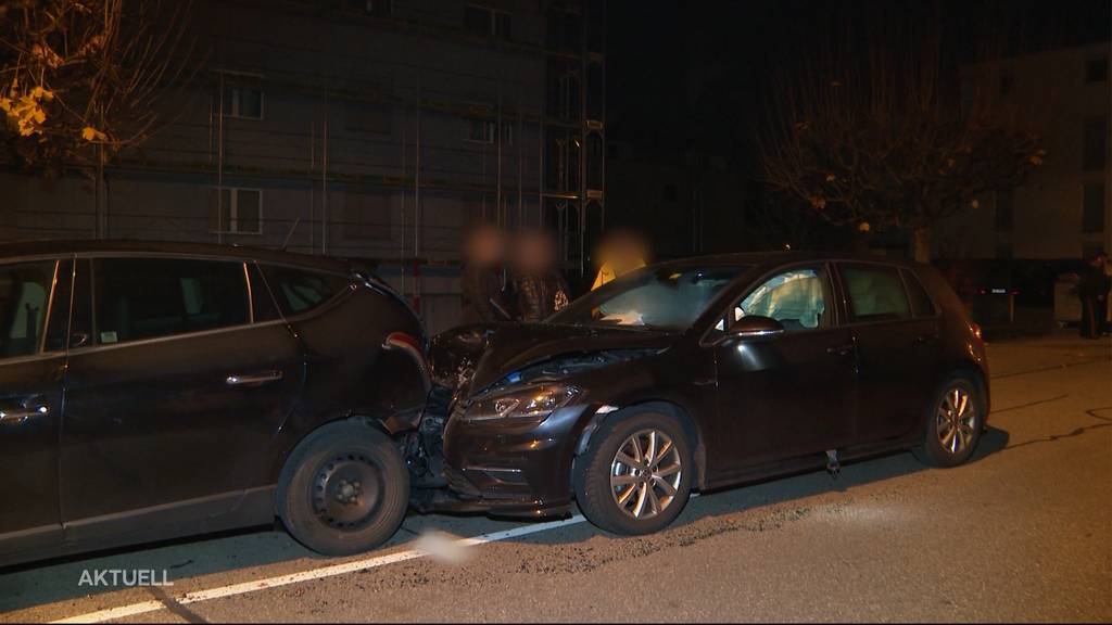 Autofahrerin prallt in Däniken in ein parkiertes Auto