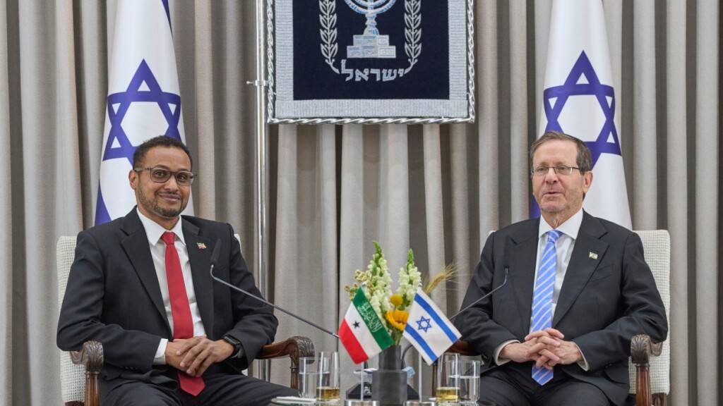 Der israelische Staatspräsident Izchak Herzog (r) empfängt den ersten Botschafter von Somaliland in Israel, Mohamed Hagi, in der Präsidentenresidenz. Foto: Ohad Zwigenberg/AP/dpa