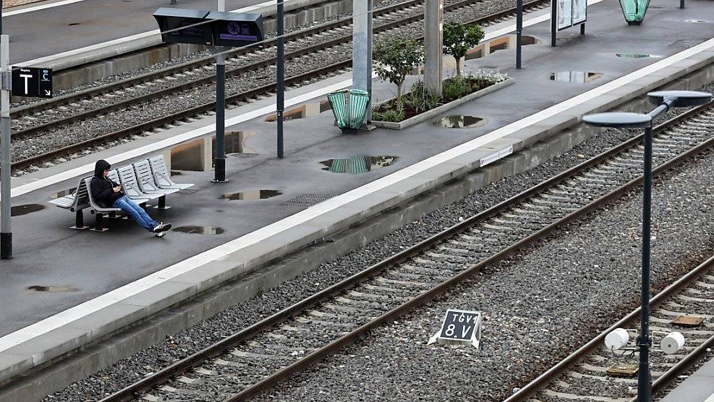 Die französischen Bahnangestellten setzten am Wochenende ihren Streik gegen die Reformpläne der Regierung fort. Erneut fielen zahlreiche Zugsverbindungen aus. (Archiv)