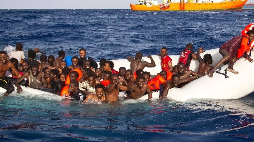 Flüchtlinge auf einem sinkenden Boot im Mittelmeer. Symbolbild)