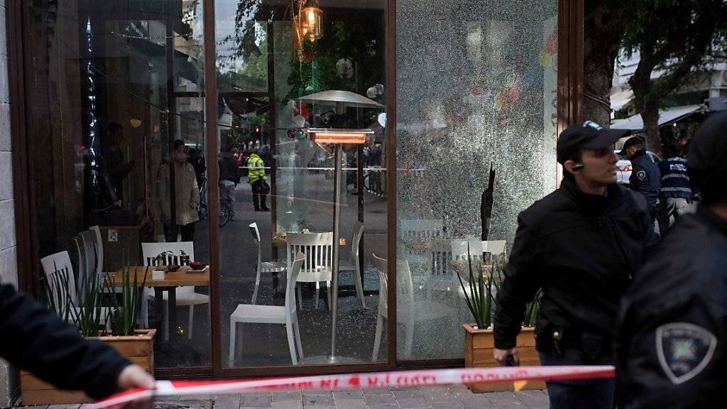 Zerbrochene Scheiben: Israelische Polizisten sperren das Gebiet rund um die Bar ab.