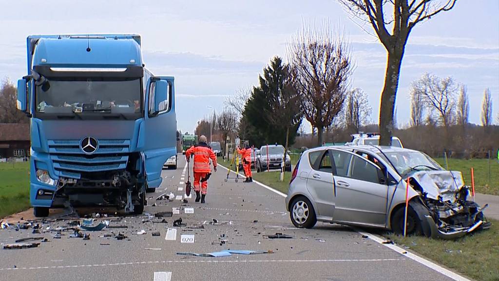 Auto stösst mit Lastwagen zusammen – Mann (58) wird schwer verletzt