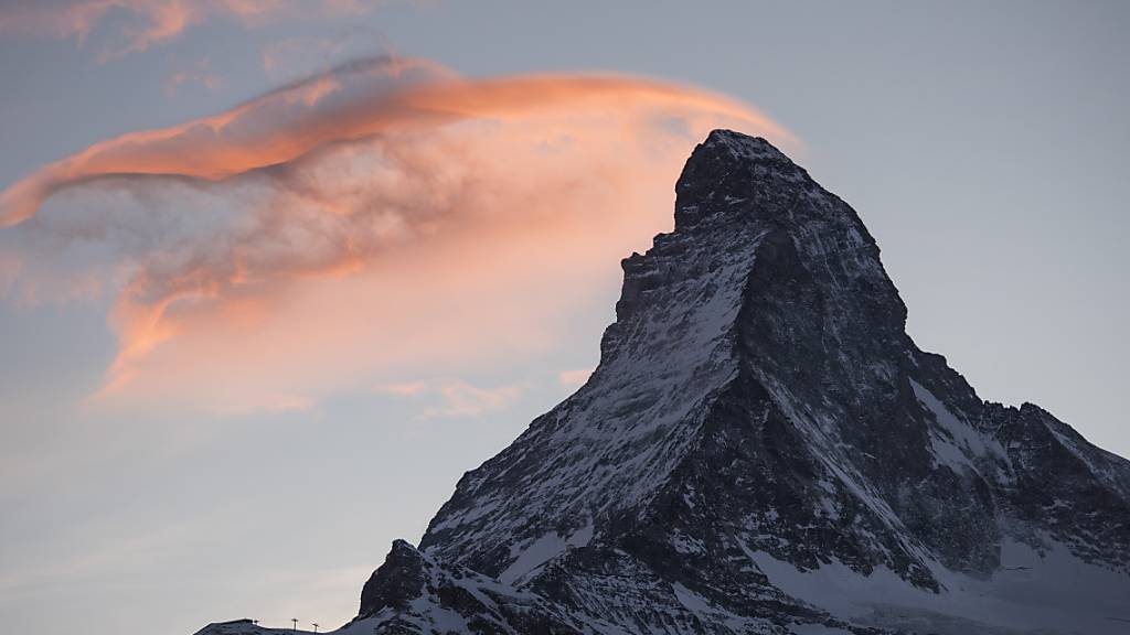 Eine Rettungsequipe der Air Zermatt hat am Sonntag am Matterhorn zwei Alpinisten mit schweren Erfrierungen evakuiert und ins Spital geflogen. (Archivbild)