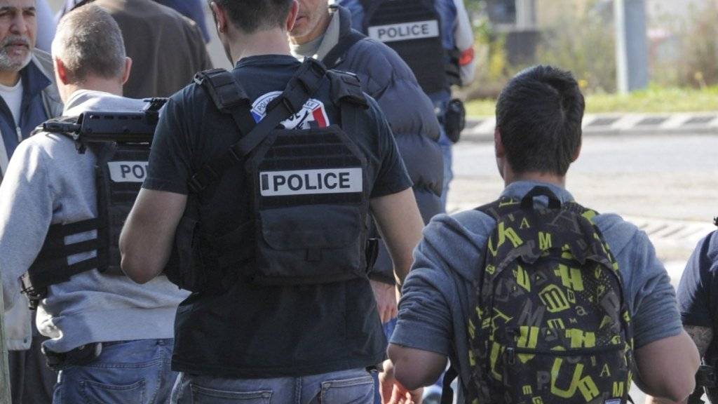 Wegen des Angriffs eines 16-Jährigen an einer Schule in Südfrankreich kam auch eine Sondereinheit der Polizei zum Einsatz. Gestoppt wurde der Täter aber vom Schuldirektor, der sich auf den schiessenden Jugendlichen gestürzt haben soll.