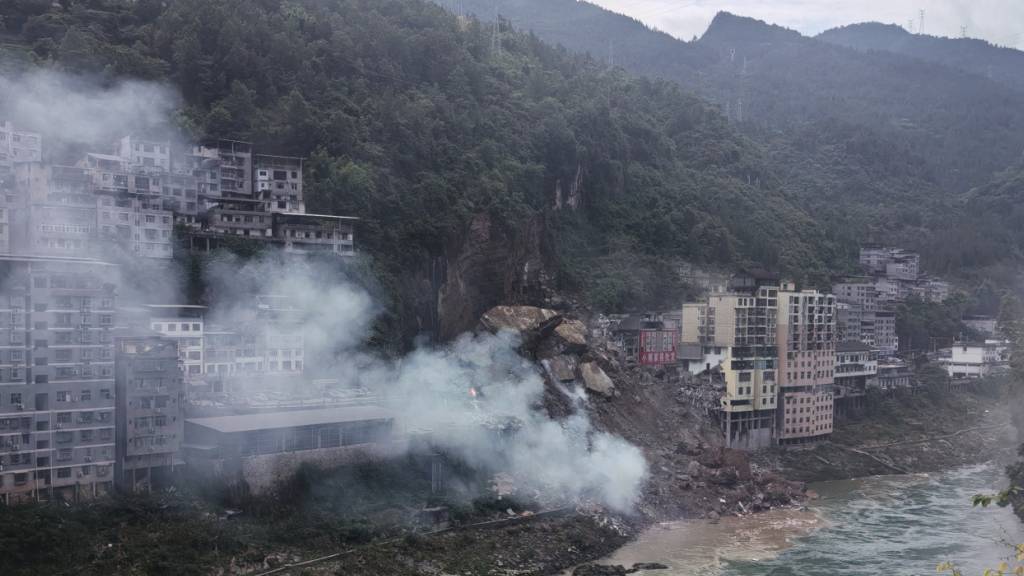 HANDOUT - Rauch steigt nach einem Erdrutsch im Kreis Pengshui in der südwestchinesischen Stadt Chongqing auf. Foto: Mimama/Mimama/AP/dpa - ACHTUNG: Nur zur redaktionellen Verwendung im Zusammenhang mit der aktuellen Berichterstattung bis zum 31.7.2026 und nur mit vollständiger Nennung des vorstehenden Credits