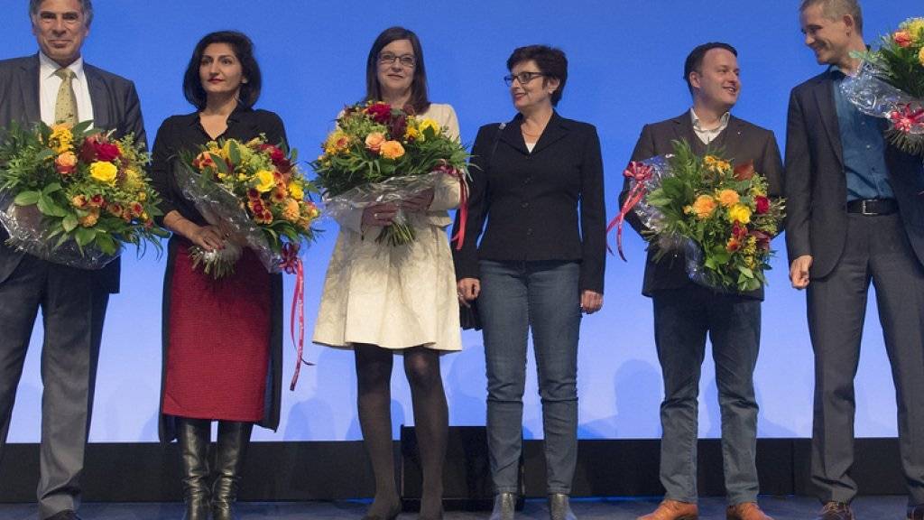 Die wiedergewählte SP-Ständerätin Anita Fetz (3. v. r.), flankiert von den fünf gewählten Nationalräten im Wahlforum im Kongresszentrum in Basel
