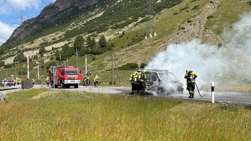 Auto brennt auf Berninapass-Strasse bei Pontresina GR komplett aus