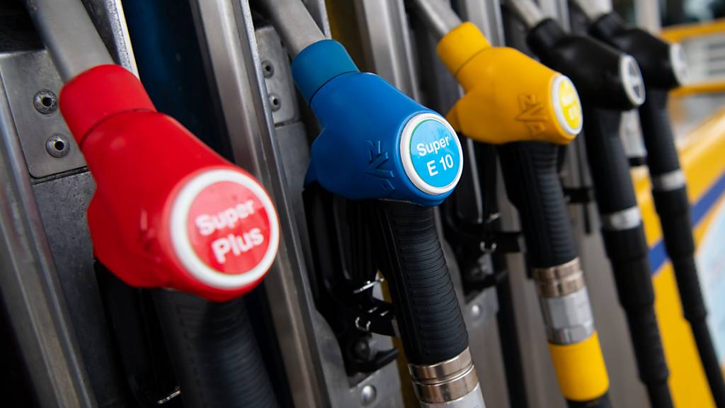 Der Bundesrat hat die Steuern auf Benzin und Dieselöl per Anfang 2021 erhöht. (Symbolbild)