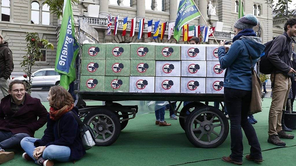 Die Jungen Grünen und andere Unterstützer haben die Zersiedelungsinitiative mit 135'000 Unterschriften eingereicht. Den Bundesplatz verwandelten sie am Freitag mit Rasen und Bäumen kurzzeitig in eine «grüne Oase».