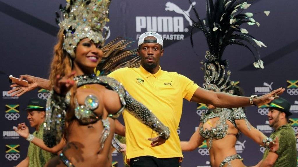 Kann besser rennen als tanzen: Usain Bolt engagierte Samba-Tänzerinnen für seine Pressekonferenz in Rio. (Archivbild)