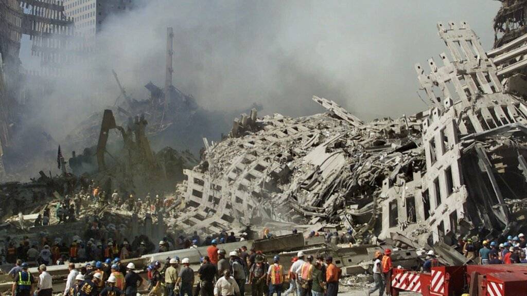 ARCHIV - Rettungskräfte setzen ihre Suche nach Opfern fort, während Rauch aus den Trümmern des World Trade Center aufsteigt. Die Zwillingstürme des World Trade Centers waren ein Symbol für Amerika, für Freiheit und für Kapitalismus. Eröffnet vor genau einem halben Jahrhundert standen sie nur 28 Jahre, bis ein grausamer Terrorakt sie zerstörte. Foto: Beth A. Keiser/AP/dpa