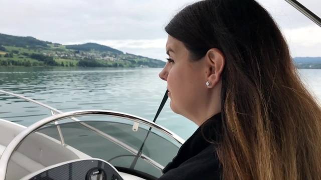 Nicole's erste Motorboot-Fahrstunde