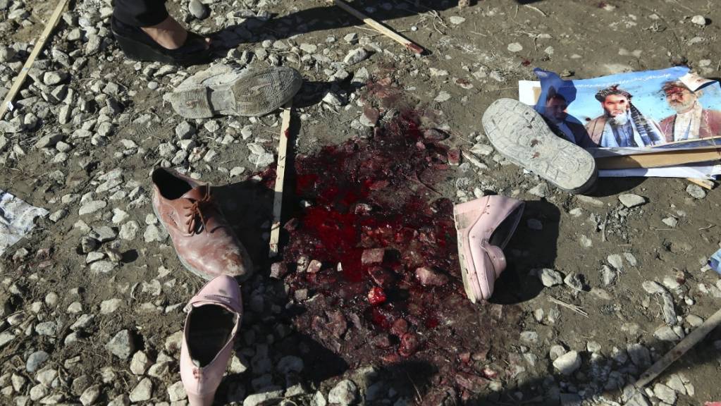 ARCHIV - Ein Blutfleck und Schuhe nach einem tödlichen Angriff. Mehr als 100'000 Menschen sind seit Jahresbeginn in Afghanistan vor Kämpfen und Gefechten aus ihren Dörfern und Städten geflohen. Foto: Rahmat Gul/AP/dpa