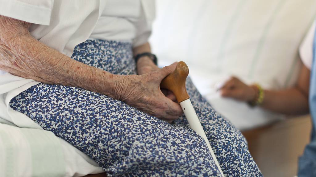 Bis zu einer halben Million alte Menschen sind in der Schweiz Misshandlungen ausgesetzt. Der Bundesrat empfiehlt in einem Bericht eine wirksamere Prävention. (Themenbild)