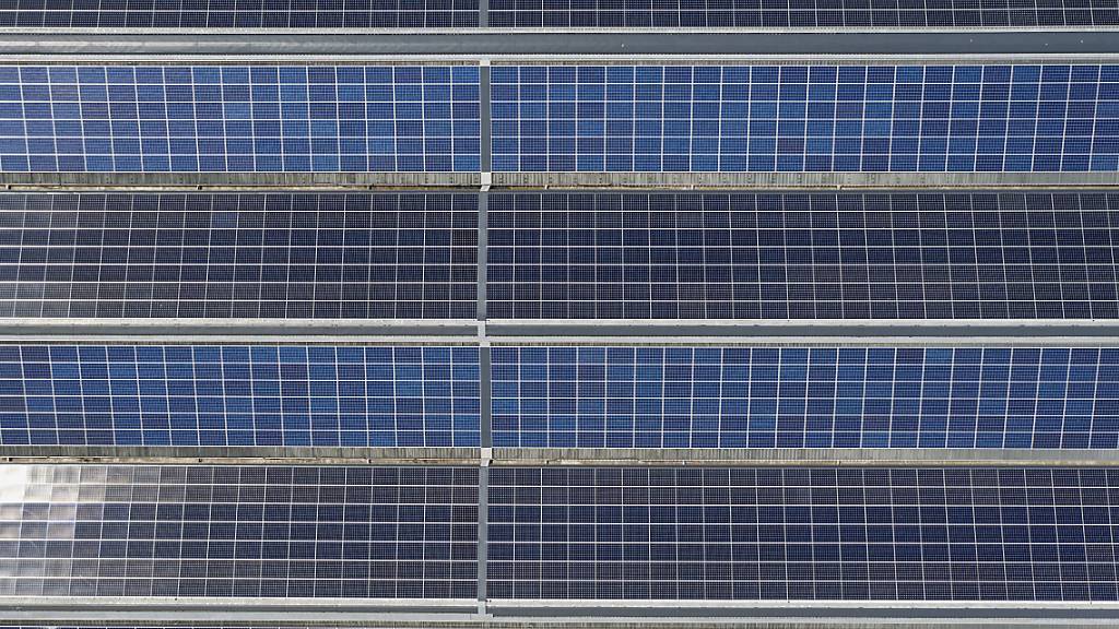 Auf dem Dach des Sempacher Schulhauses Tormatt entsteht eine Photovoltaikanlage. (Symbolbild)