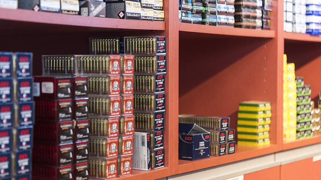 Munitionsregal in einem Schweizer Waffengeschäft. Das Staatssekretariat für Wirtschaft (Seco) fasst die Exportkontrollen und Sanktionen in einem neu geschaffenen, eigenen Leistungsbereich zusammen. (Themenbild)