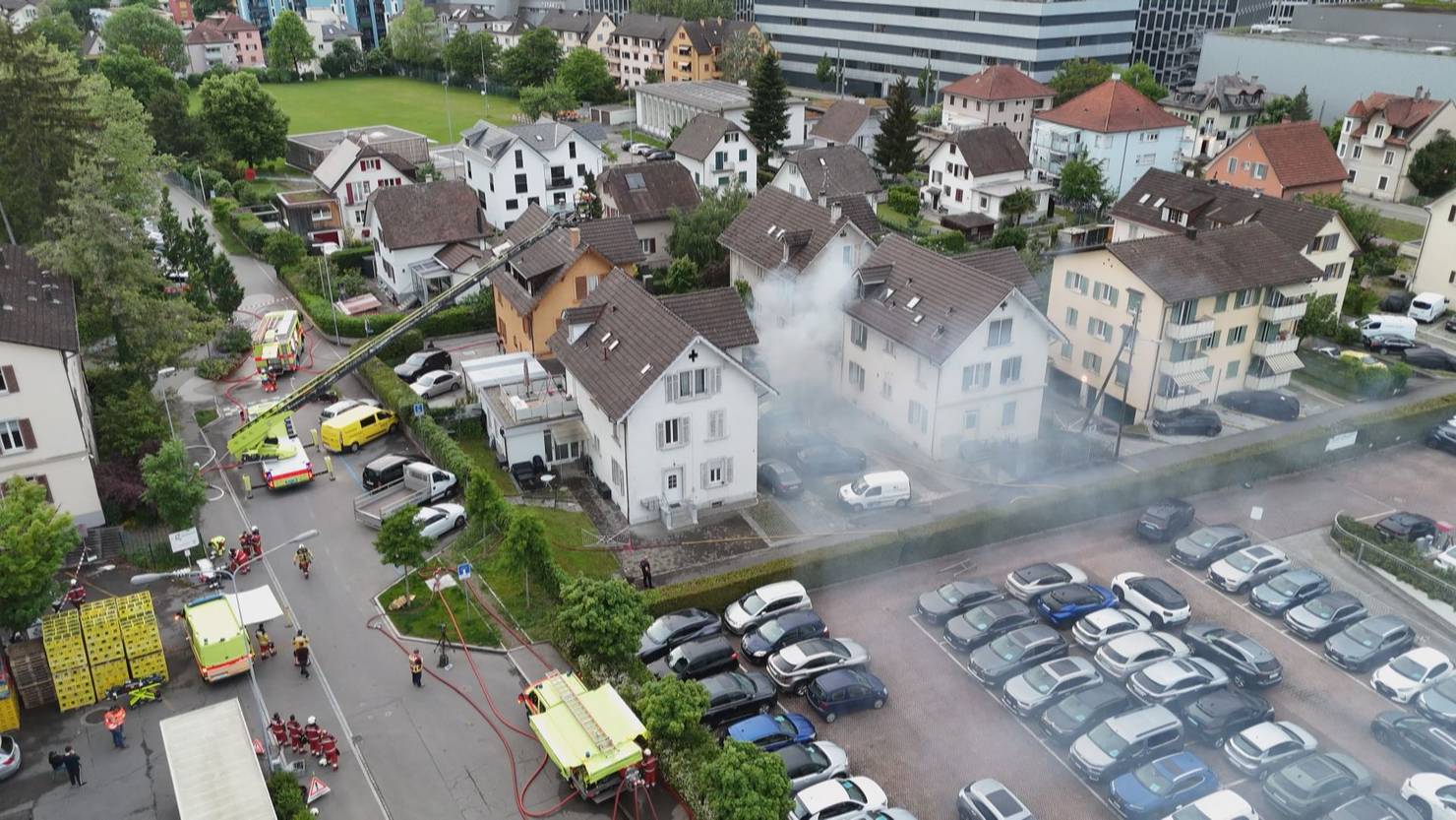 Brand in Schlieren: Schopf zwischen Häusern in Flammen | ZüriToday