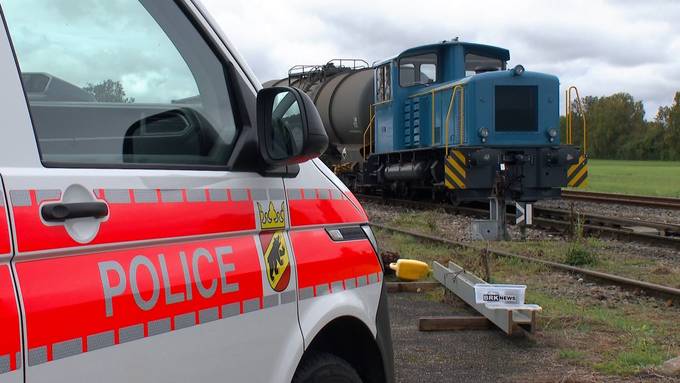 Lok mit angehängtem Güterwagen entgleist in Arch – Fahrer verletzt