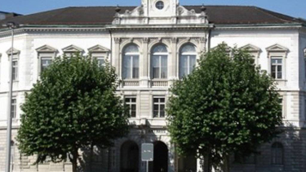 Im Gebäude des Solothurner Obergerichts sind am Dienstag ein Oberrichter und ein Gerichtsschreiber tätlich angegriffen worden.