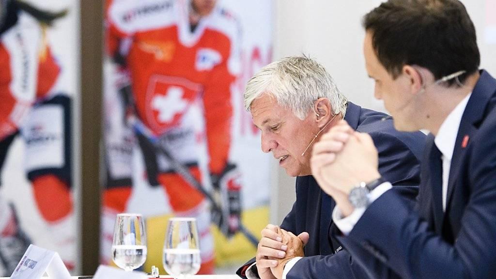 Verbandspräsident Marc Furrer (links) und CEO Florian Kohler verkünden in Bern Neuigkeiten rund ums Eishockey-Nationalteam