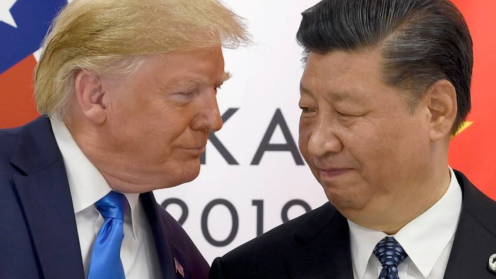 ARCHIV - Präsident Donald Trump (l) trifft den chinesischen Präsidenten Xi Jinping während eines Treffens am Rande des G20-Gipfels. Foto: Susan Walsh/AP/dpa
