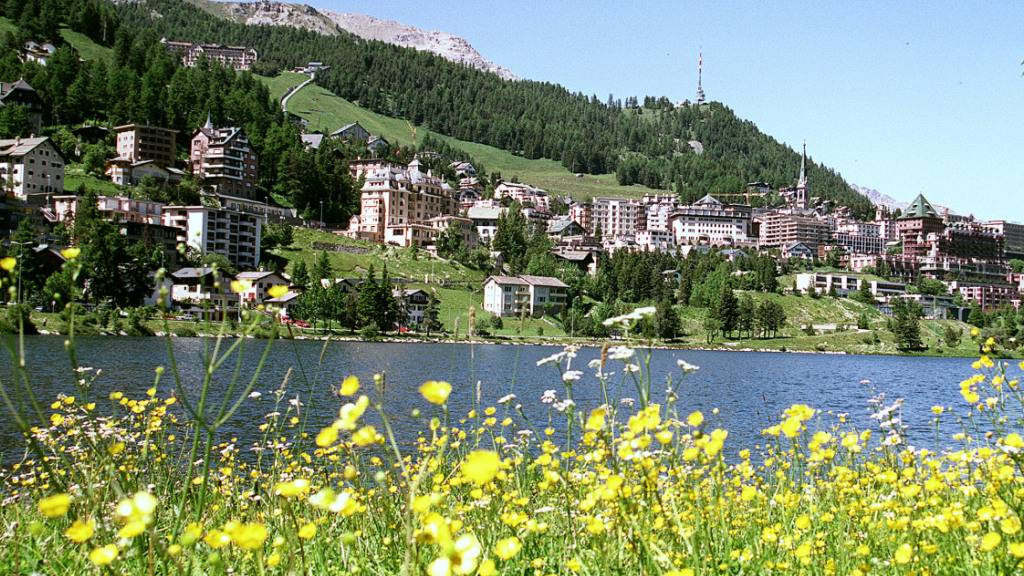 Schweizer Hotels haben mehr Übernachtungen verzeichnet. Im Bild der Nobelkurort St. Moritz im Sommer (Archivbild).