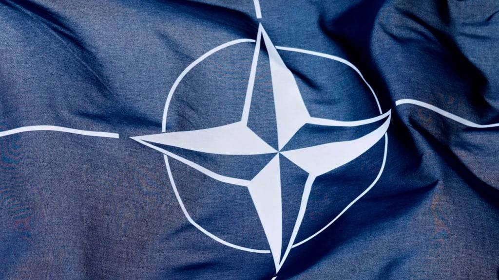 ARCHIV - Die Nato-Flagge. Foto: Markus Schreiber/AP/dpa/Archiv