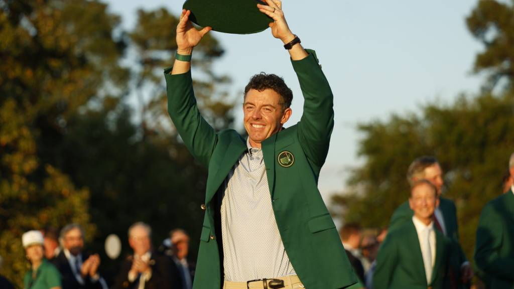 Rory McIlroy stemmt im Grünen Jackett die Trophäe in die Höhe